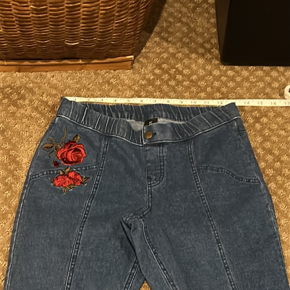 Hue Women’s Blue Denim and Red Floral Embroidered Jeggings Size Small/Waist 26 - Picture 3 of 9